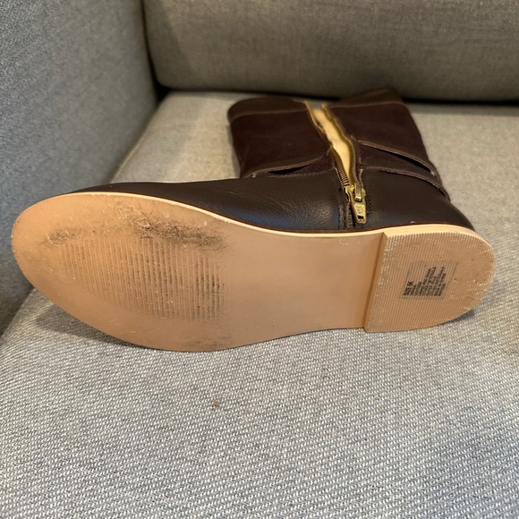 Gently worn Girls Size 5 boots from Janie and Jack - Picture 4 of 5